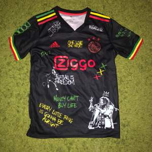 1:1 replica special edition Bob Marley Ajax tröja som jag säljer eftersom den är lite stor. Den är storlek S men är mer emot M. Jag har inte använt den. Köparen står för frakt. 