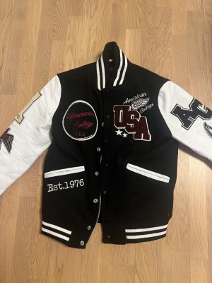 American college jacka - Äkta American college jacka från Vichingofashion, köpt via samarbete. orginal pris 4000kr. 