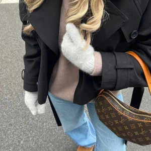Fina vantar  - Fantastiskt fina ull vantar, vinterns härligaste vantar. Finns i färgerna beige, vit och ljusgrå. Men få kvar!!! Skynda fynda🤎🤎🤍 289kr/st jättemjuka och snygga 