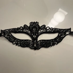 Makeradmask - Säljer nu denna maskeradmask från partykungen då jag har flera liknande. Materialet är tygaktigt och den är i nyskick, endast testad. Kan posta direkt så den hinner komma till halloween. Skriv privat om ni vill ha bilder hur den ser ut på 💗💗