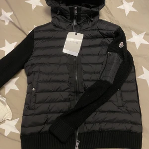Moncler Padded Wool Hoodie - Moncler Padded Wool Hoodie Oanvänd, kan gå ner i pris vid snabb affär.