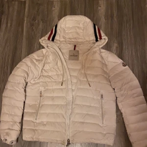 Moncler jagka - Storlek m dvs 2