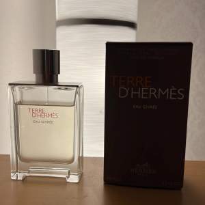 Hermés Terre D’Hermés Eau Givrée EdP  Ca 80-90 ml kvar utav 100 och kostar ungefär 1200 ny.