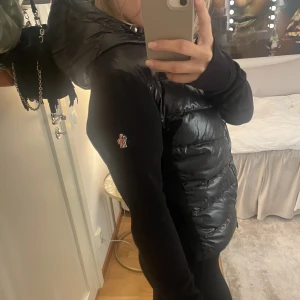 Moncler  - Moncler väst/kofta  den har scanner inuti och är äkta. Dock inget kvitto. Nypris 8000kr. Storlek M men mer som en S