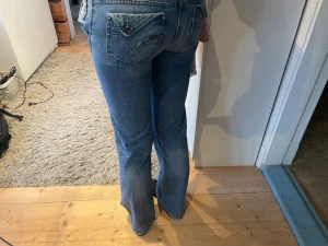 Lågmidjade jeans - Snygga lågmidjade jeans i strlk 32/34. Säljes pga för små för mig! Köpta second hand bra skick! 150kr +frakt ( jag är cirka 175 cm lång)