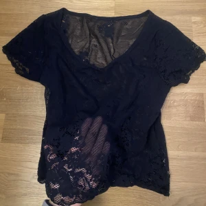 Spets topp!! - Söt spets topp köpt secondhand!! Skriv vid fler frågor🩷