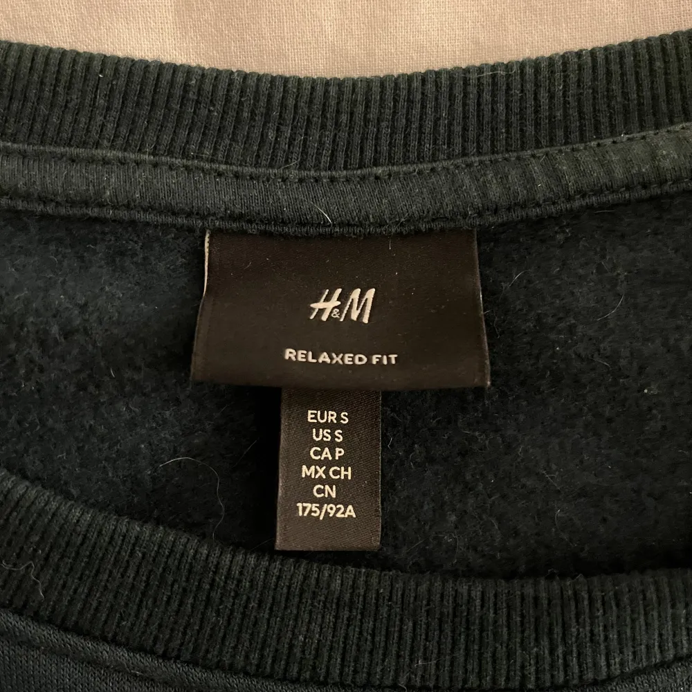 Mörkgrön collage tröja från H&M storlek S, knappt använd . Tröjor & Koftor.