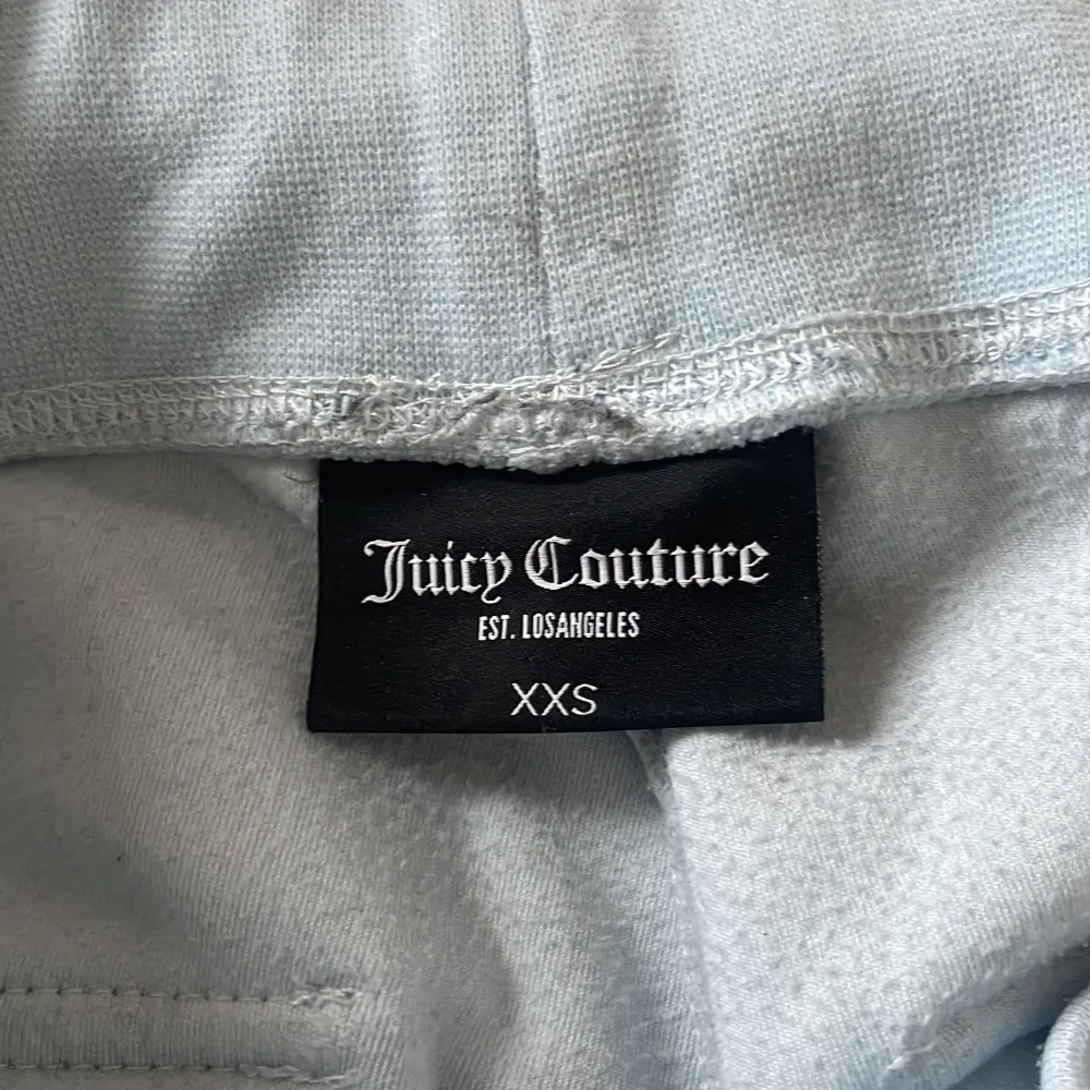Säljer ljusblåa juicy, använda men fint skyck! Ser helt nya ut men snöret har gått av, köpta från juicy coutures hemsida.. Jeans & Byxor.