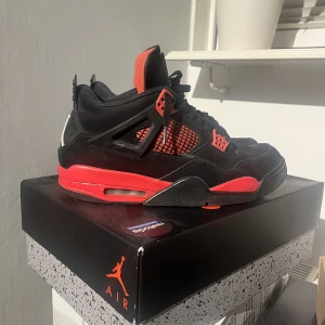 Jordan 4 Red Thunder - Säljer ett par Red Thunders då det inte riktigt var min stil. Dom är Äkta. Box ingår  Storlek 44 Cond 9/10 Pris tänker 2200kr, tar emot byten 