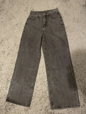 Baggy Jeans - Gråa baggy jeans. Aldrig använts. Köpt för 249kr. 