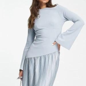 Ljusblå klänning med plissering  - Kjol & klänning, stl. 36 (S), Dam Klänning från Asos som jag aldrig använt.  Passade inte min stil mycket så den kom aldrig till användning, dock väldigt fin färg och form på klänningen.   Klänningen är i storlek 34, jag har storlek 36-38 men den passade 