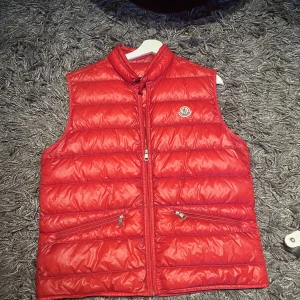 Moncler gui  - Moncler gui  Size 4 Skick 8/10 Pris 2499kr