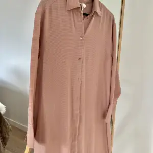 Rosa lång skjorta, storlek:S