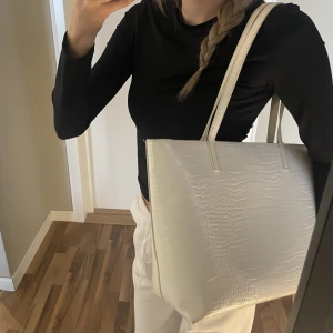 Bershka ”krokodil” handväska  - Vit handväska i ”krokodil” mönster från Bershka! Bra skick! Köpare står för frakt🌸