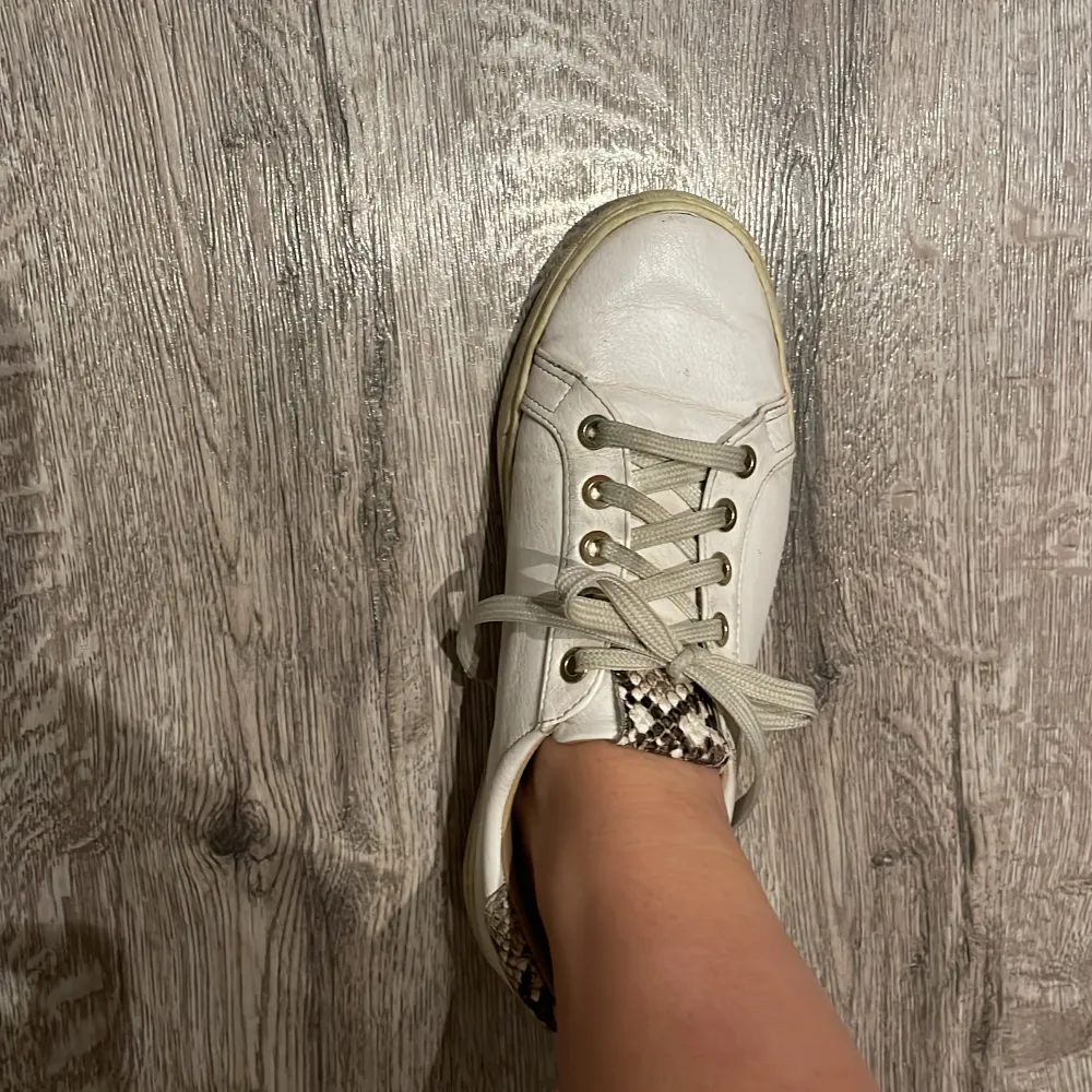 Vita skor den hm. I använt skick min inte trasiga! jättesköna att gå i🩷. Skor.