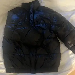 Säljer även min svarta jacka från h&m i storlek S!💕ingen defekter och sjukt snygg och basic man kan ha den till allt! Säljer pågrund av att jag vill ha en ny svart jacka!💕skriv vid frågor eller fler bilder!🥰 