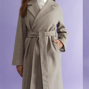 Beige kappa  - Säljer denna fina beiga kappan från Gina tricpt som är slutsåld! Använd ett fåtal gånger men är i jättefint skick! Nypris 699kr! Skriv för mer frågor eller bilder! Frakt är ej inräknad❤️