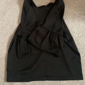 Fin trekvartsärmad tröja - Jättefin trekvartsärmad tröja i ett ”blusigt” material. Säljer pågrund av att den är lite stor på mig. 💞 köpt på Plick men märket är pieces. Använt sparsamt💞💞💞