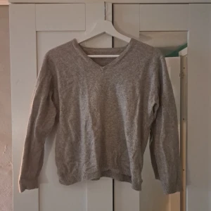 Stickad tröja - Oanvänd, väldigt mjuk och inte alls stickig eller så. Säljes pga för liten. 