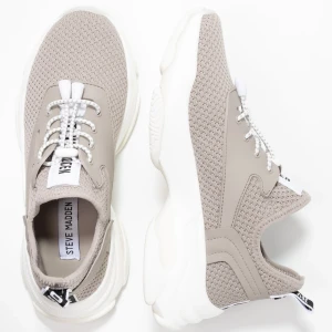 Steve Madden skor  - Storlek 38 i färgen Taupe.  Säljer pga. liten i storleken.  Endast använd 1 gång 