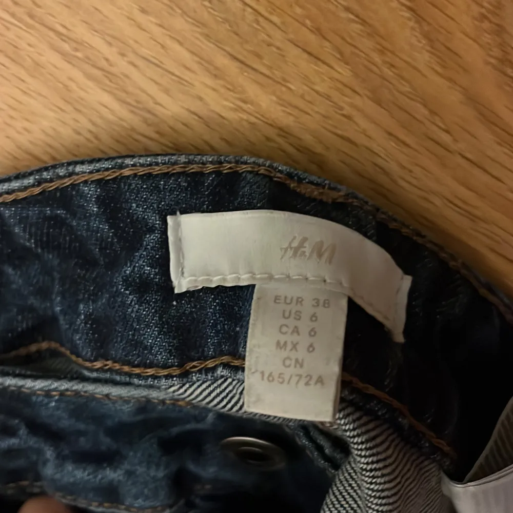 H&M jeans som inte längre kommer till användning. Skriv för mer information och fler bilder🫶🏻. Jeans & Byxor.