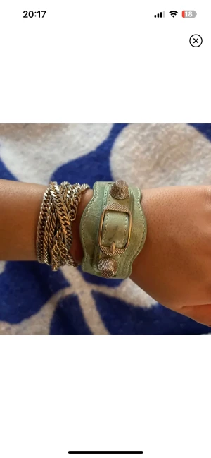 Balenciaga armband - Superfint vintage Balenciaga armband, finns defekter som visas på bilderna!! 800+frakt