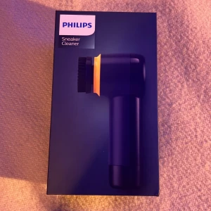 Sneaker cleaner från Philips - En jättebra och effektiv sneaker cleaner👟✨✨ Produkten kommer med 3 olika borstar och det sitter redan batterier i. Andvänd 1 gång.  Säljer för att jag inte har några smutsiga skor. Nypris 349kr men säljer nu för 230kr! Priset kan diskuteras.