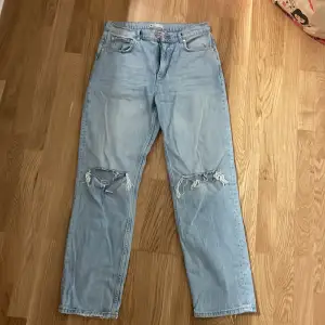 Jeans från Gina tricot 2 hål Ena hålet är lite uttöjt, infogar bild