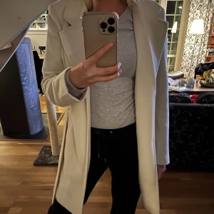 Kappa beige  - Beige kappa från vero Moda, knappt använd. Strl Xs/S