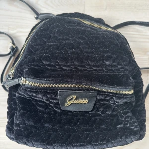 Guess Ryggsäck - Begagnad Guess ryggsäck Svart sammet Ursprungligt pris 100€, ca 1200 sek