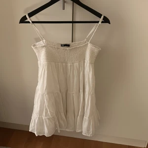 Zara klänning - Super fin vit klänning från zara i storlek S använd ett antal gånger men inga defekter eller sånt. Säljer pga att jag inte använder den