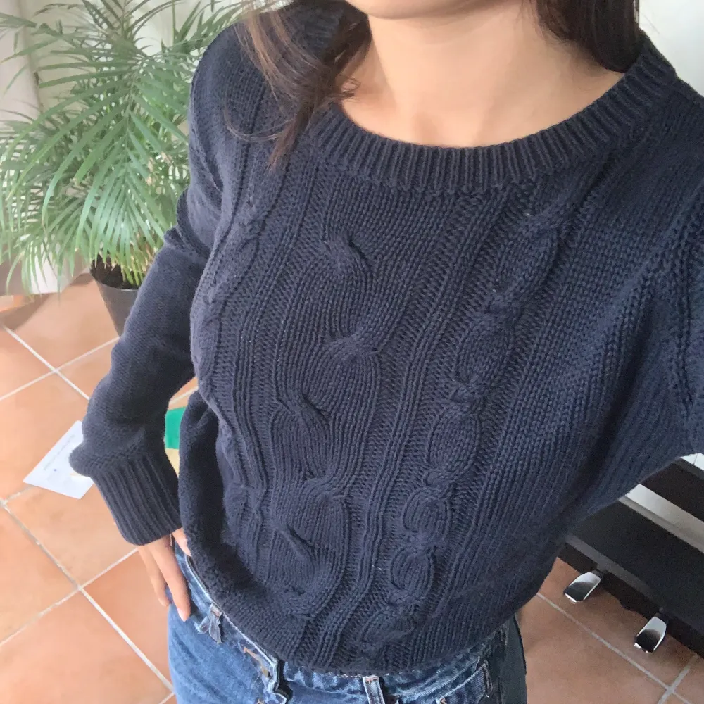 En marinblå stickad tröja från Vila i storlek S. Supersnygg och bra till hösten 💓. Stickat.