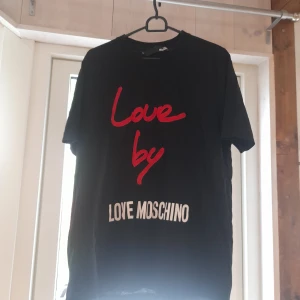 Moschino T-shirt - Moschino by love tisha. Står Strlk L men absolut inte L. Mer en stor S eller liten M. 