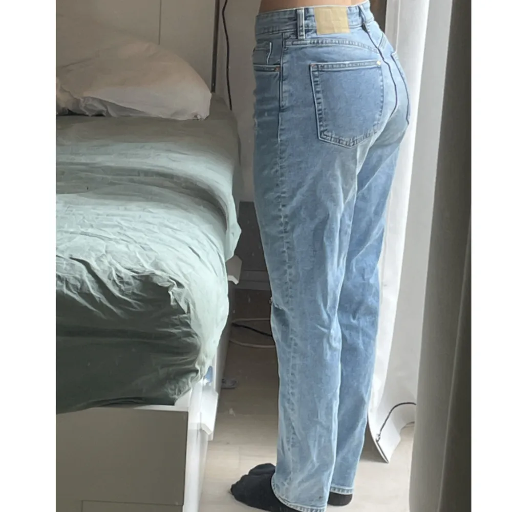 Jeans från H&M som aldrig används! Storlek 38 men för stora för mig. . Jeans & Byxor.