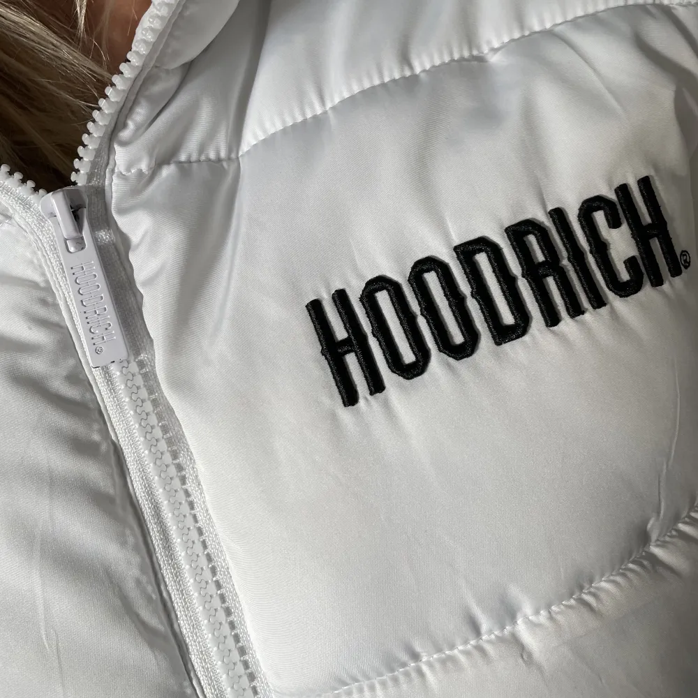 En vit hoodrich vinter jacka, köpte den från hoodrich egna affär, säljer den för att jag har ändrat stil och för den var för stor. Storlek XS. Skriv priv om ni vill veta mer om den!. Jackor.