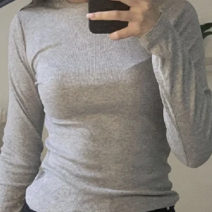 Tajt grå långarmad | Bik Bok  - Snygg tajt långarmad tröja från Bik Bok, som är helt slutsåld på hemsidan 💗 aldrig använd bara provats 