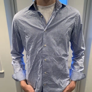 Massimo Dutti skjorta - En fin Massimo Dutti skjorta i bra skick, storleken är EU 38 vilket motsvarar S - M. Modellen på bilden är cirka 180cm