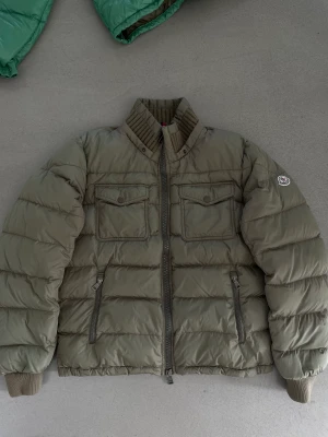 Moncler Fedor Size 4 - modell fedor utan luva i khakigrön! fint skick.   storlek 4, som en L självklart äkta. 