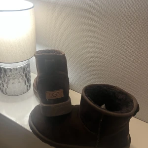 Uggs bruna  - INTRESSEKOLL! På mina fina uggs i en mörk brun färg🙌🏼💞Skorna är använda 1 vinter och är i ett väldigt bra skick! Hör av er vid frågor💗 OBS! Säljer bara till bra bud
