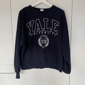 Marinblå YALE tröja - Tröjan är använd men är fortfarande i bra skick. 