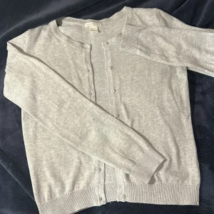 Kofta  - Säljer denna super söta koftan från H&M, har inte kommit till användning på sistone❤️