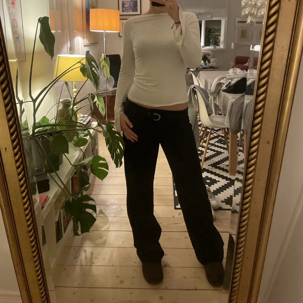 Säljer mina kostymbyxor från nelly, de är i storlek 40, de är lite stora för mig som är 171 cm lång. . Jeans & Byxor.