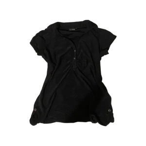 Svart blus - Jättesnygg tröja med vackert mönster och så skönt material. Passar m-xs och formar kroppen snyggt, stretchig💓