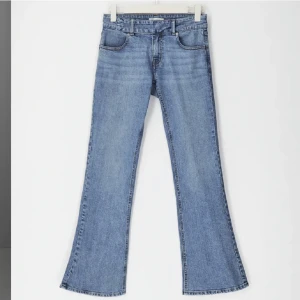 Lowwaist bootcut jeans Ginatricot  - Aldrig använda, säljer i både storlek 42&44. 300 styck❤️