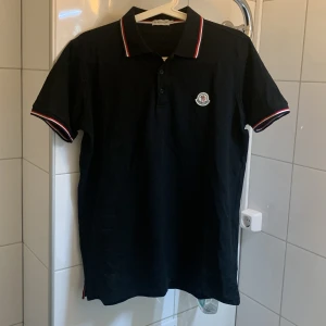 Moncler Piké  - Hej säljer min Moncler piké för ett bra pris, Scan finns och för mer information och bilder är det bara att kontakta. Pikén är i storlek L men passar även i M 