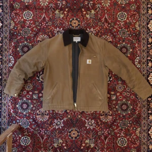 Carhartt Detroit Jacket - Varm carhartt vinter/höstjacka.  Jackan är använd, men i mycket gott skick. Passar som M men lite bredare i passformen.  OBS. Fästet på dragkedjan är sönder och jackan går därför inte att knäppa, men går antagligen att laga.  Därav de lägre priset :)