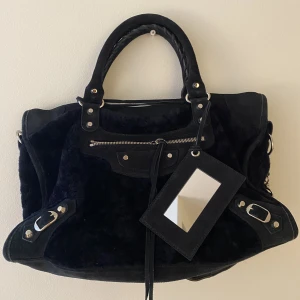Äkta Balenciaga city bag in mocka och päls - Hej!  Säljer fin super fina svarta Balenciaga city Väska. Material: päls och mocka Köpte den från Vestiaire och har endast använt den 2 gånger.  Jätte bra skicka 