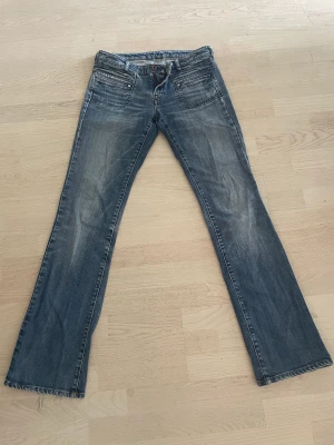 Jeans - Svinsnygga utsvängda vintage jeans från diesel. Sparsamt använda och i fint skick. Passar perfekt på mig som är 170 och har storlek 36. Köp direkt för 400.