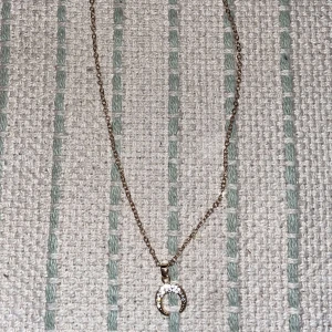 Halsband - Säljer även det här halsbandet som aldrig är andvänt