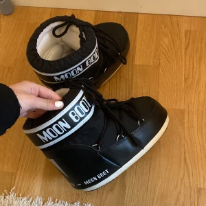 Moonbots  - Jag säljer mina skor som enbart är testade. Jag köpte dem för 2100 och för snabb affär så kan priset diskuteras🩷